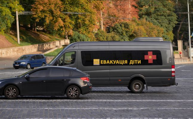 Обов'язкова евакуація: родин із дітьми вивозять із зон бойових дій під Запоріжжям Обов'язкова евакуація: родин із дітьми вивозять із зон бойових дій під Запоріжжям